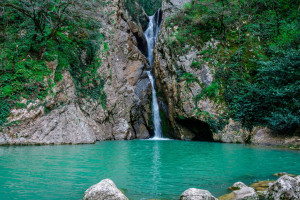 Орлиные скалы и Агурские водопады Орлиные скалы и Агурские водопады